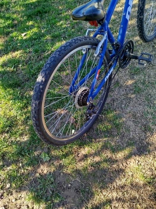 Vand bicicleta DHS pe 26 inch in stare impecabila, culoare albastru.