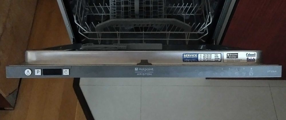 Продавам Съдомиялна за вграждане 12 комплекта HOTPOINT ARISTON LFT228A