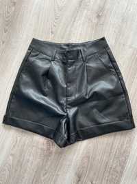Къси кожени панталони в черен цвят