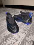 Vand ghete nike marimea 38,5 academy se vinde cu un micut cadou!