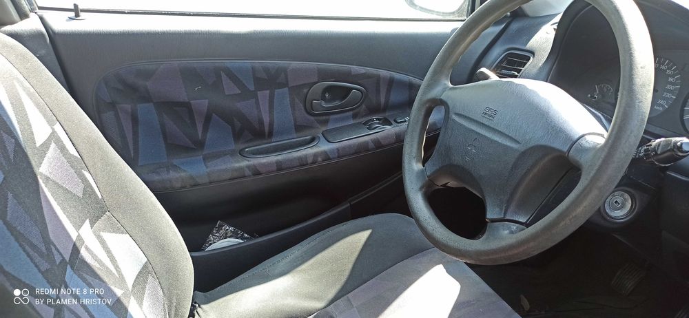 Митсубиши carisma бензин и дръжки за вратите.