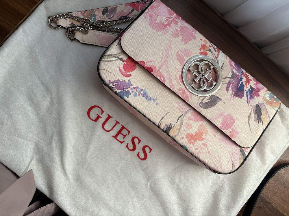 Чанта Guess в перфектно състояние