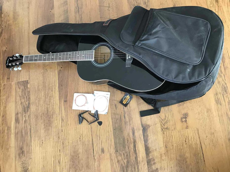 Акустична китара с калъф и резервен комплект