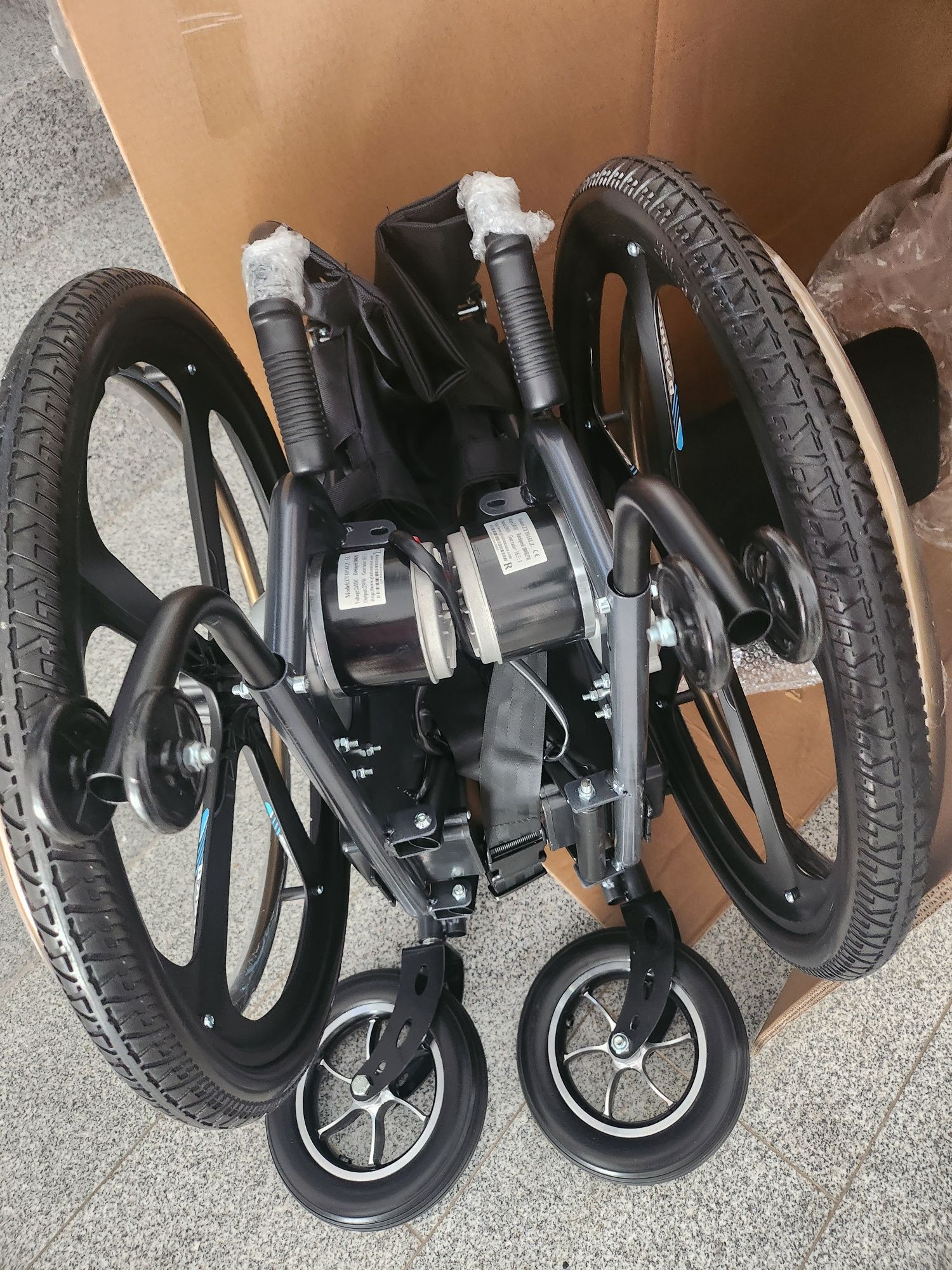 Vand carucior electric NOU pt persoane cu dizabilitati sau varstnici