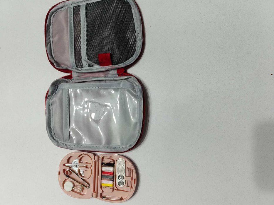 Мини несесер за лекарства и мини комплект за шиене.