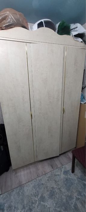 Продаю шкаф в спальную срочно самовывоз