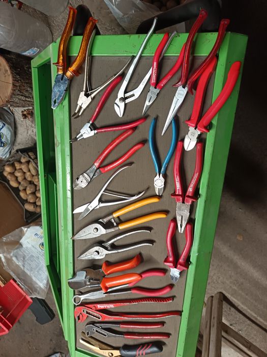 Продават се инструменти