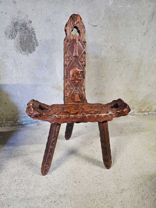 Шкаф с метален обков