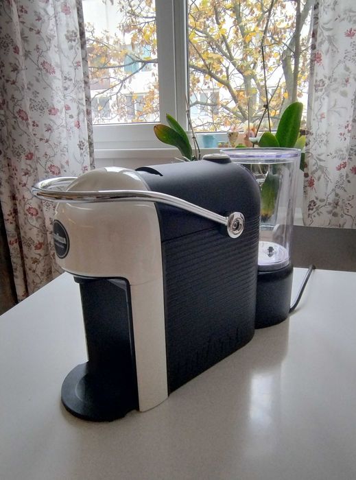 Компактна кафемашина с капсули Lavazza LM JOLIE