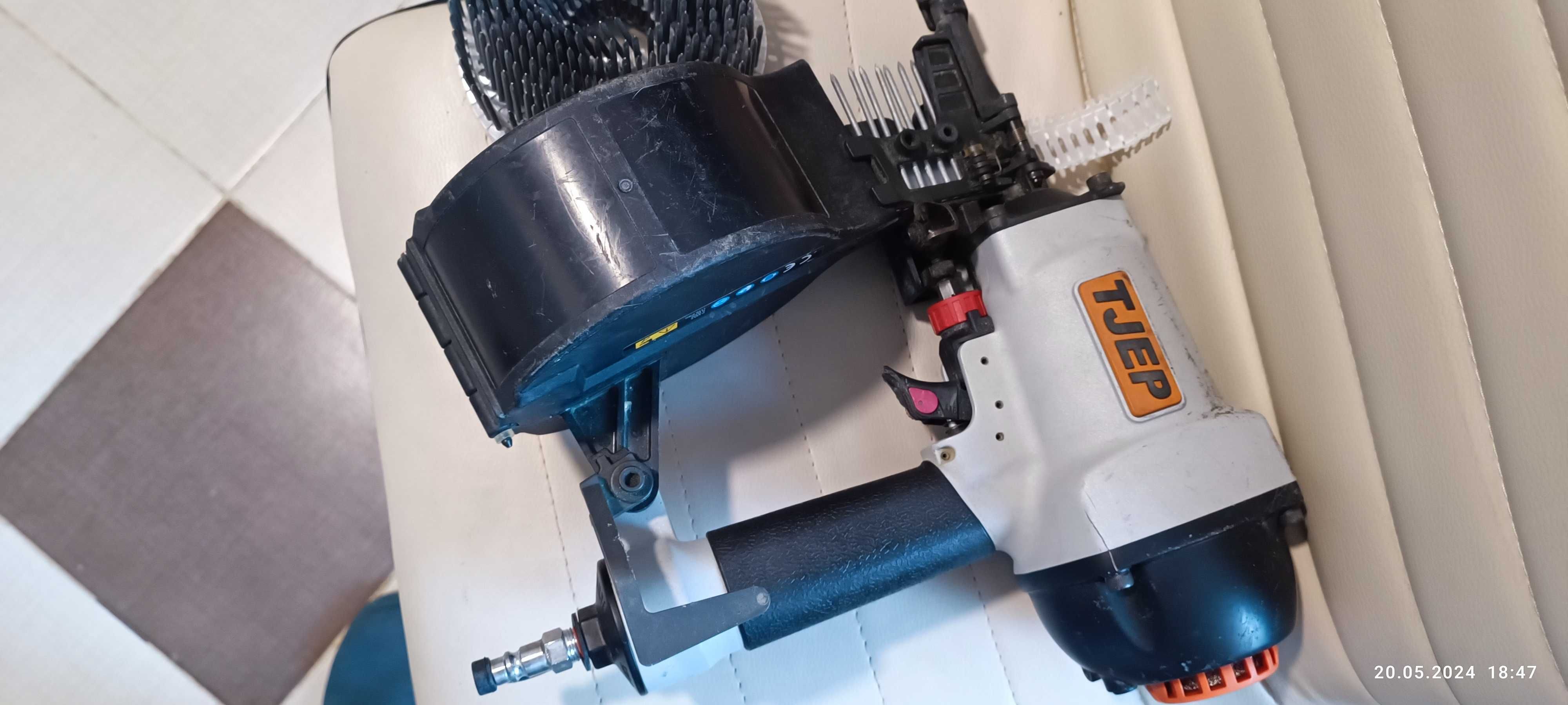 Aparat pneumatic TJEP ZE-65 pentru bătut cuie in rola pe plastic