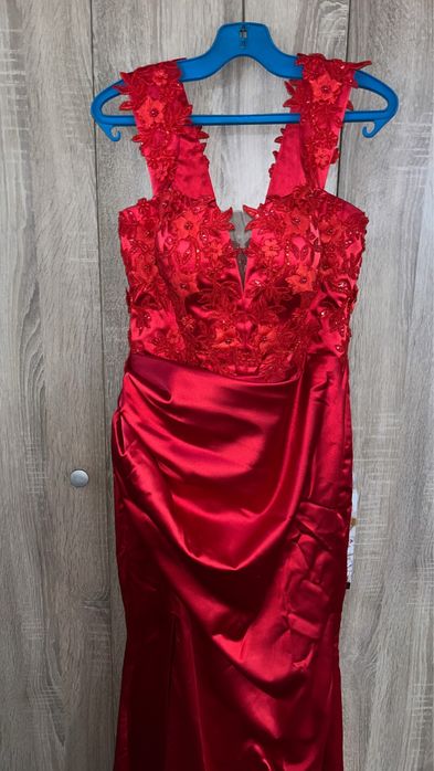 Продавам елегантна бална рокля