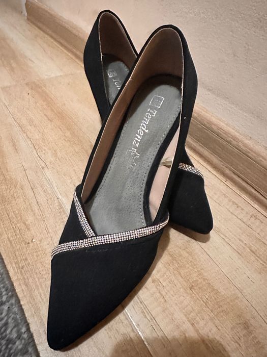 Елегантни обувки с ток