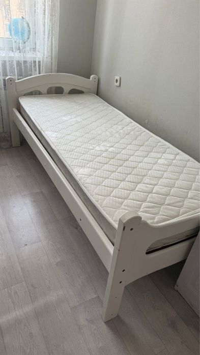 Продам деревяный кровать в хорошем состоянии с матрацем