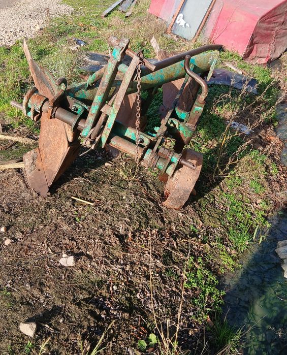 De vânzare tractor utb 650 cu plug și remorcă rm2