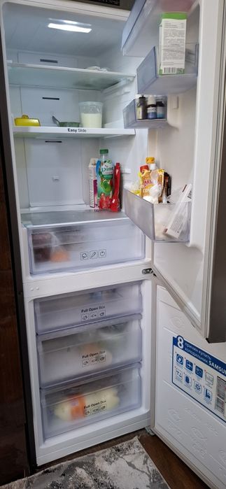 Yangi holatdagi SAMSUNG xolodelnik