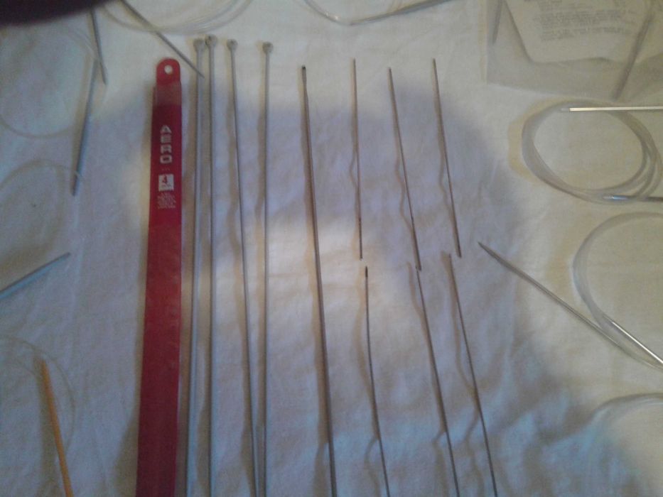 Две плетени дантелени покривки и плетен шал с бонус: куки за плетене.