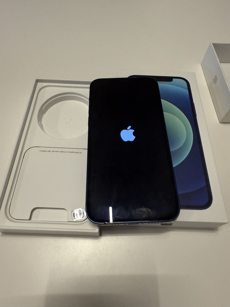 Продавам Iphone 12 със слушалки Airpods