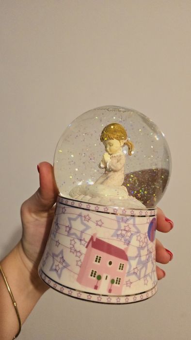 Glob muzical cu fetita care se roagă