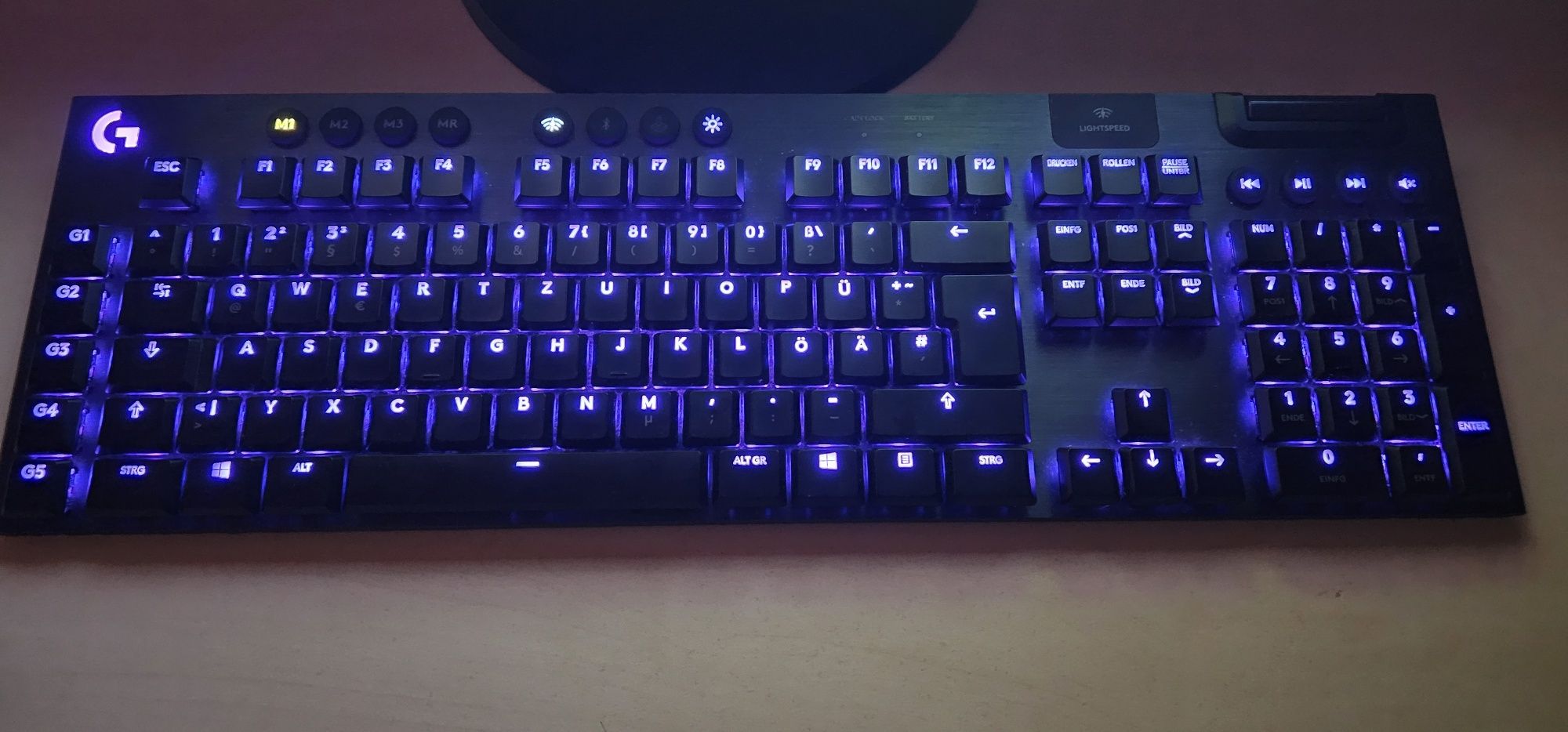 Logitech g915 механична безжична RGB клавиатура.