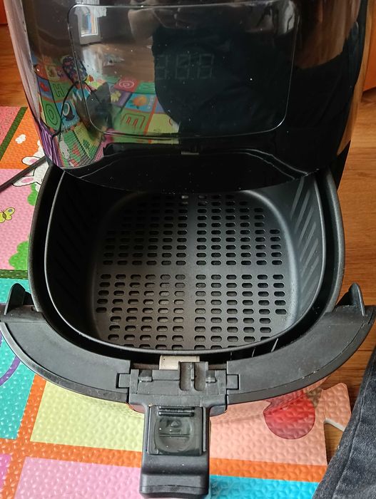 Малко употребяван Air fryer "Switch on"
