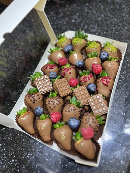 Qulupnay va shokolad 8 mart