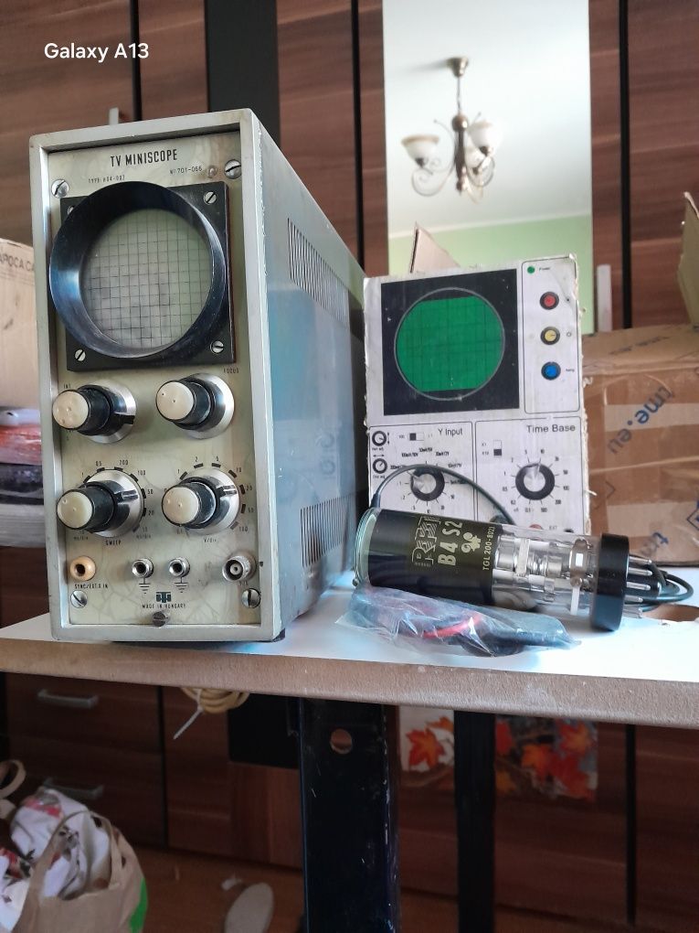 Osciloscop +  2 tuburi,piese