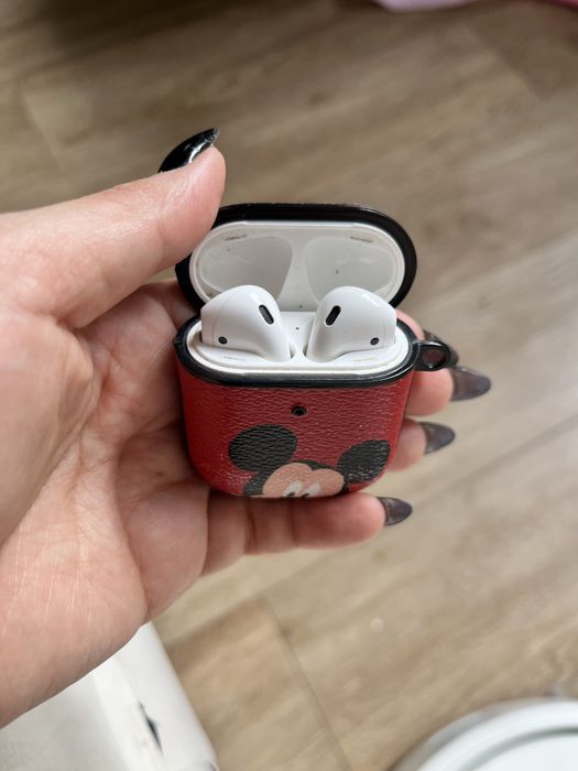 Продам наушники Airpods 2 поколение оригинал