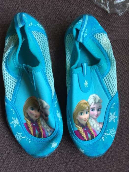 Papucei de plaja cu FROZEN/DISNEY,din Anglia.noi,nr 2 uk si RO nr 34