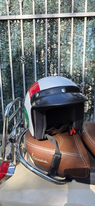 За продажба - VESPA / Каска за мотор