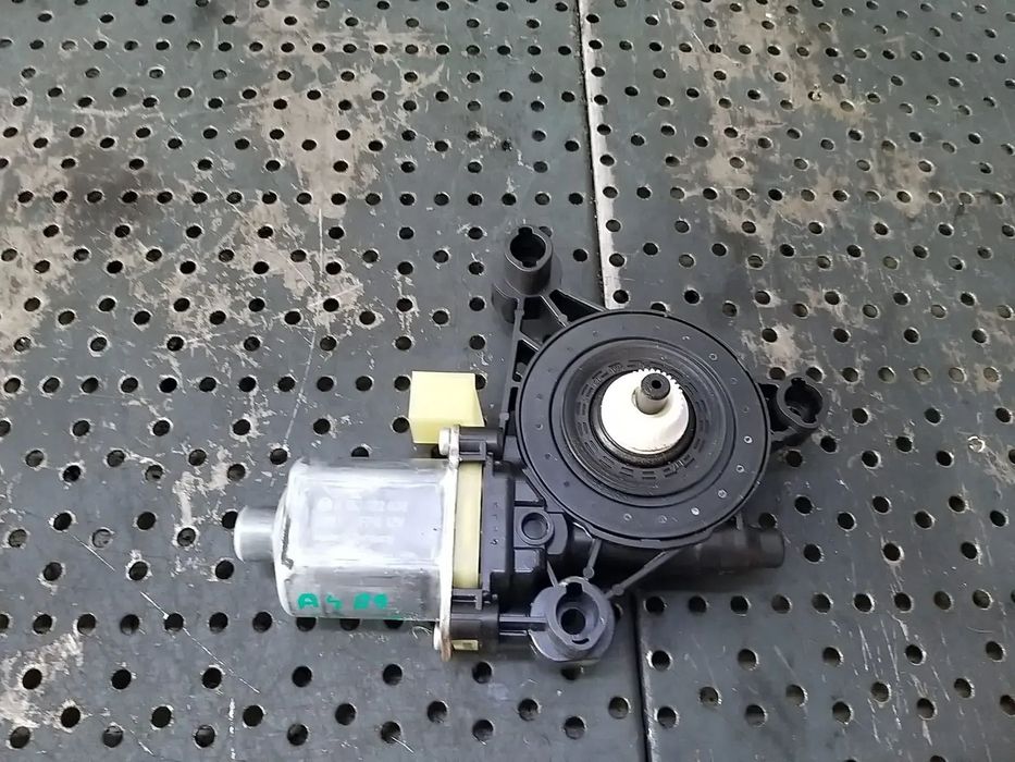 Motoras macara stanga spate audi a4 b9 8w 8w095981 0130822669