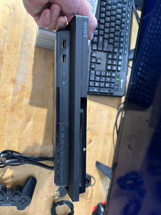 Consola sony playstation 3 slim cu jocuri multe si 2 manete