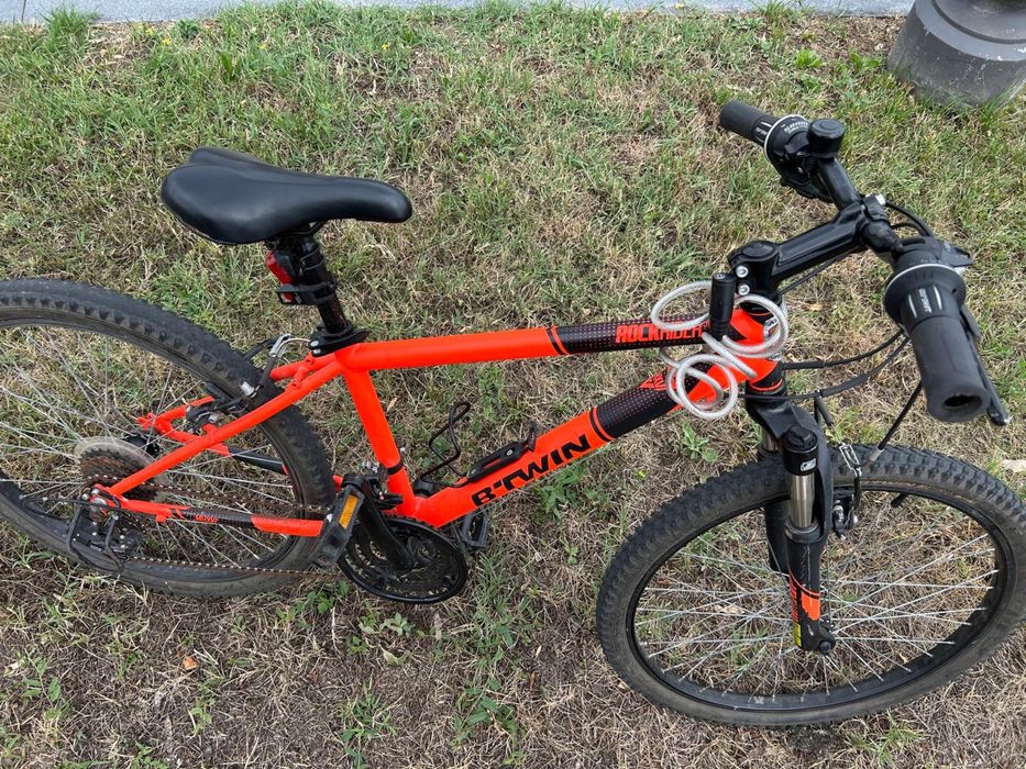 Vand bicicleta aproape noua