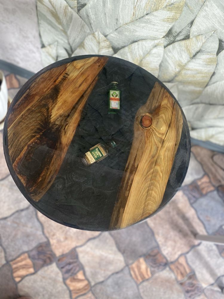 Стол из эпоксидной смолы и дерева