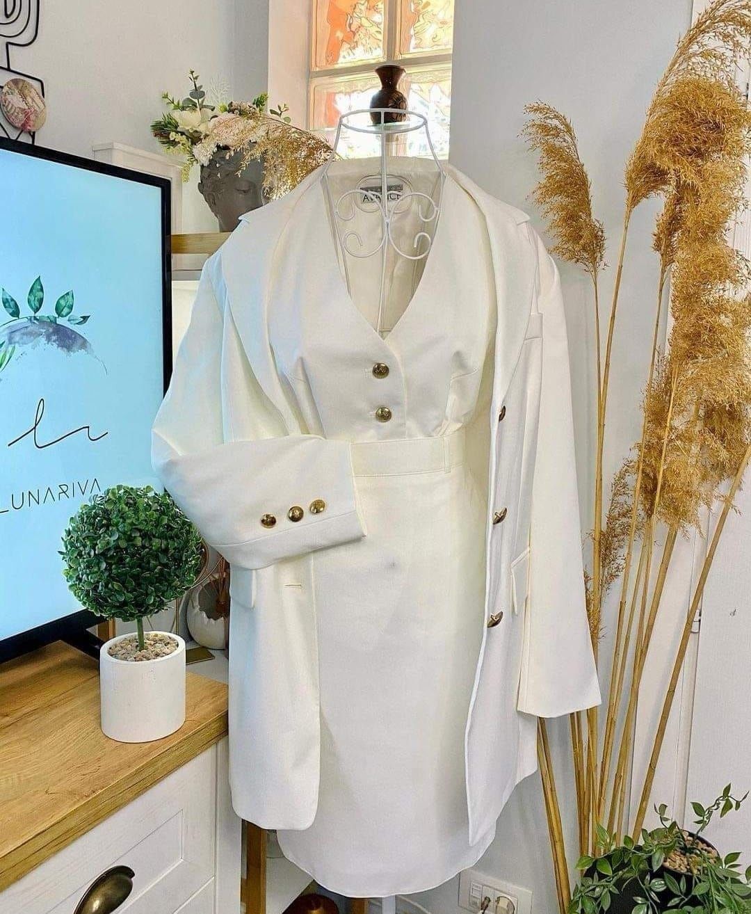 Costum alb dama pentru ocazii