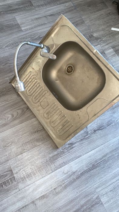 Раковина мойка сместитель в рабочем состояний