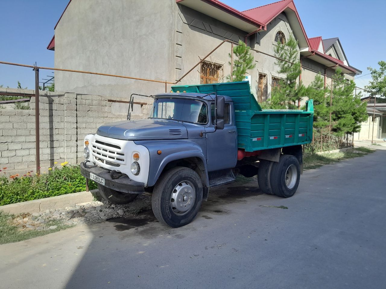 Zil 130 xola yaxshibishlap turgan moshina