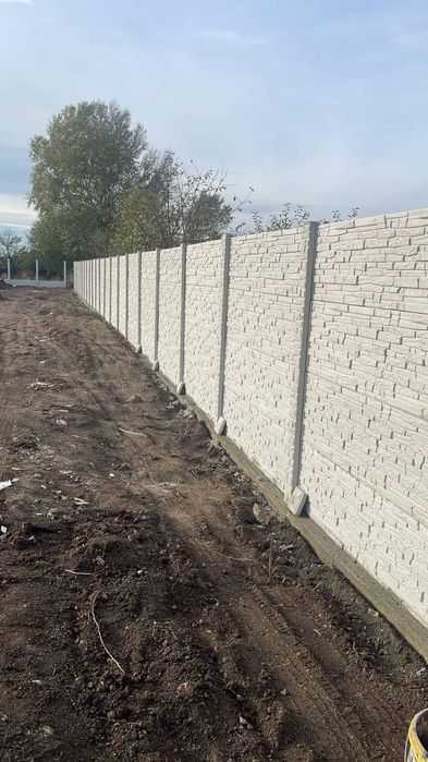 Gard din placi de beton armat montaj