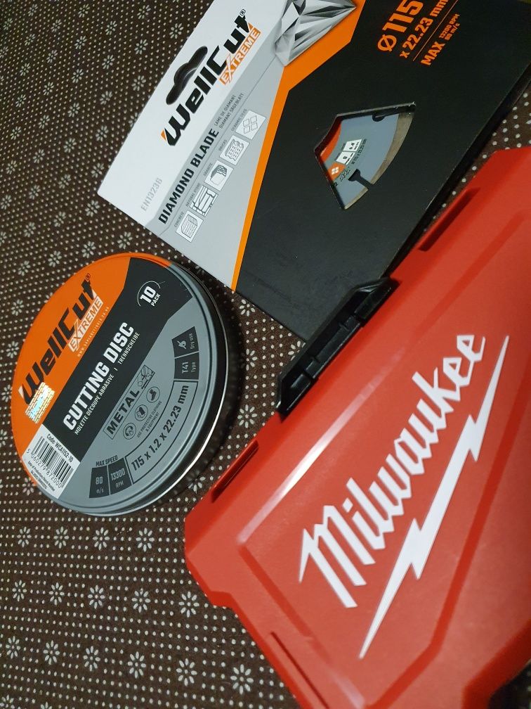 Milwaukee Impact si Flex cu 2 Baterii si Incarcator + accesorii