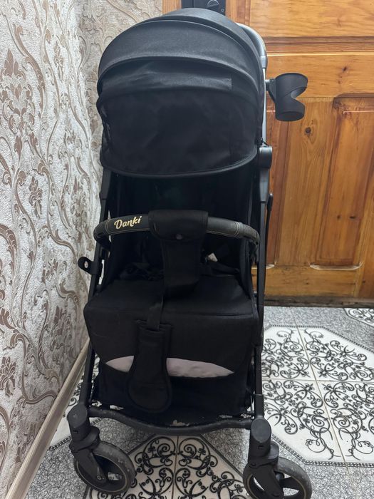 Коляска прогулочная,легко собирается,удобно в поездку