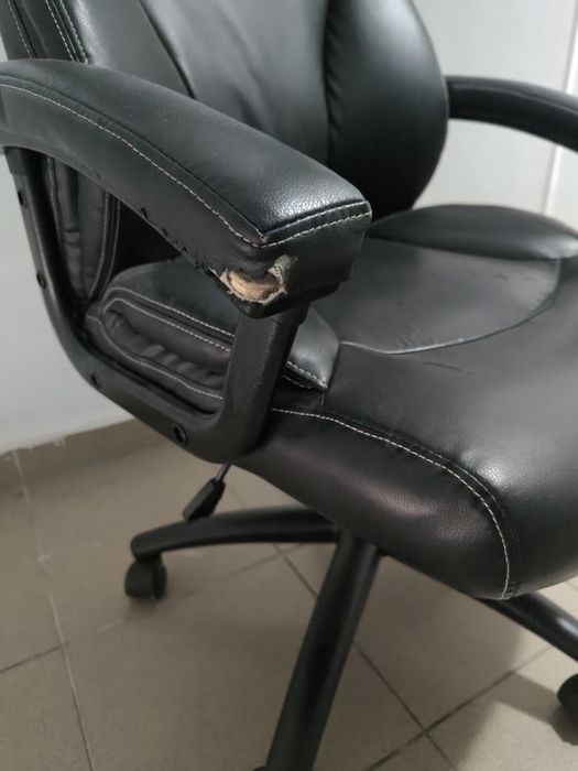 Masă cu patru scaune plus scaun de birou