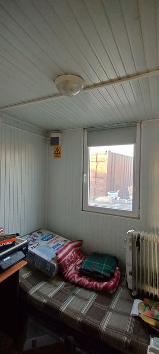 Vând container tip CFR capitonat cu instalație electrica