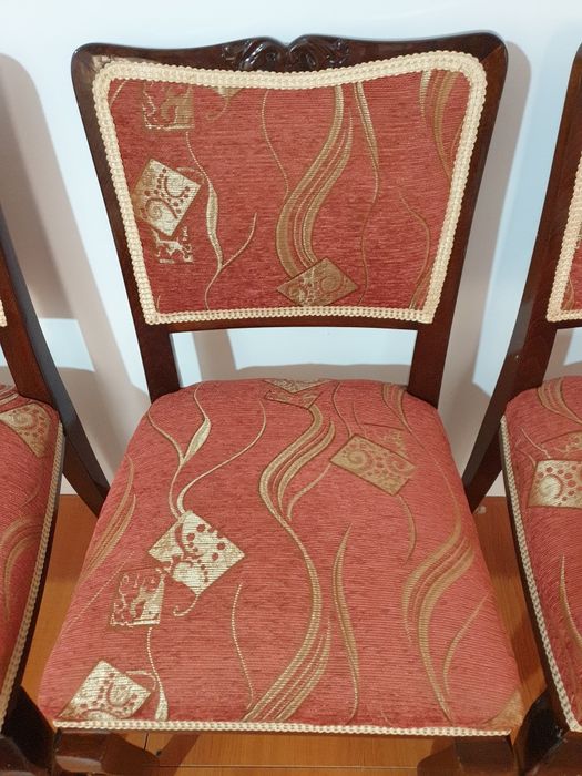 Vând 6 scaune clasice din lemn masiv, tapițate elegant