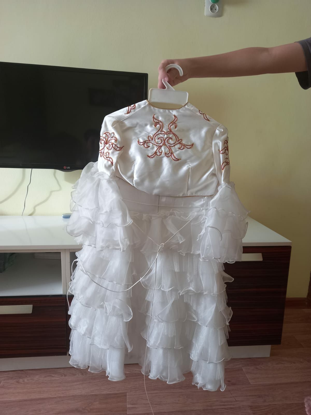 Белое национальное казахское платье