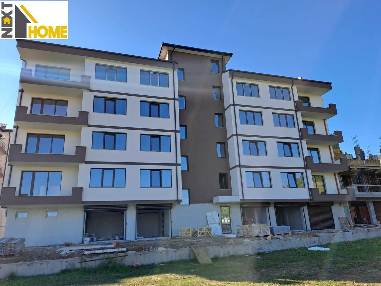 Продава се Тристаен апартамент в Асеновград - 105 кв.м за 842 €/кв.м - Снимка #1