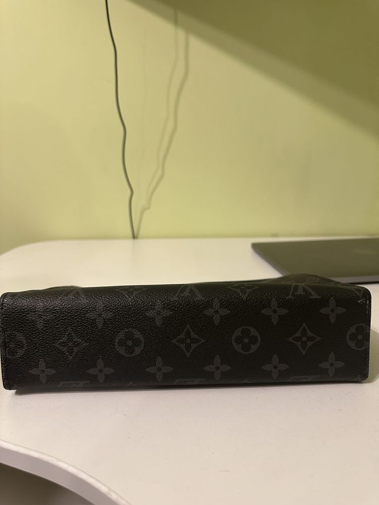 Louis Vuitton clutch unisex