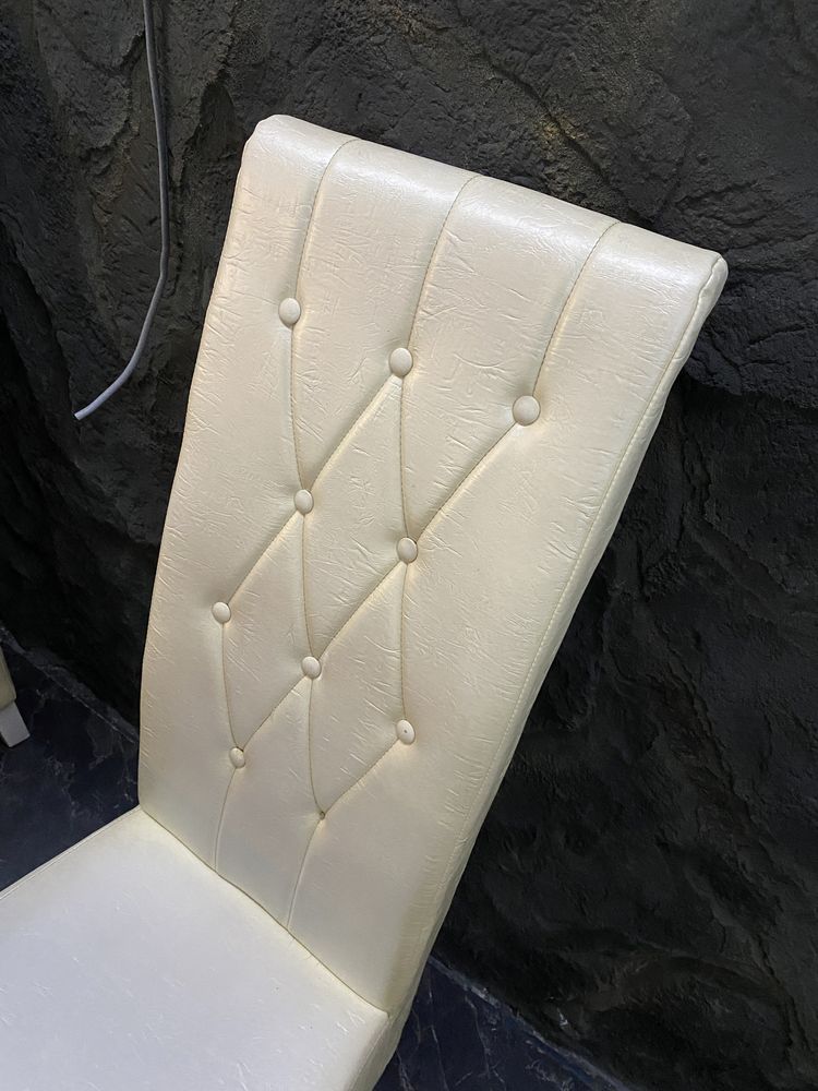 Vand 12 scaune scaun alb satinat si 5 mese living bucatarie