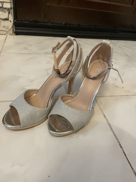 Sandale argintii si pantofi negri stiletto