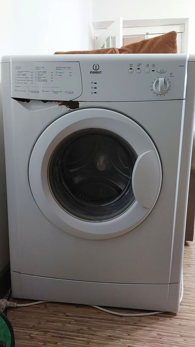 Продам стиральную машинку б/у Indesit на запчасти,  металлолом.