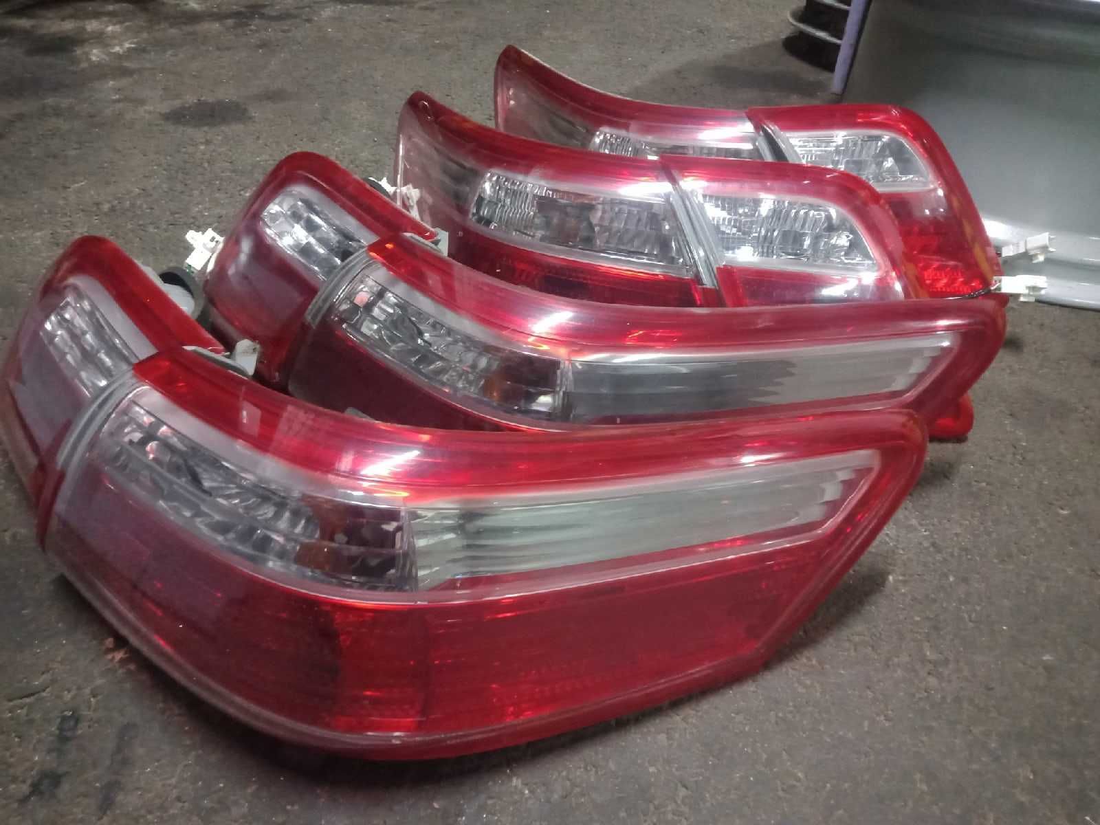 Продам оригинальные задние фонари ( стоп фары ) на Toyota Camry 40