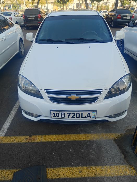 Gentra 2014 aftomat sotiladi.